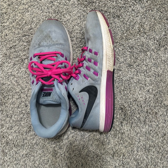 Women’s size 8 Nike tennis shoes in purple and pink - Picture 3 of 5